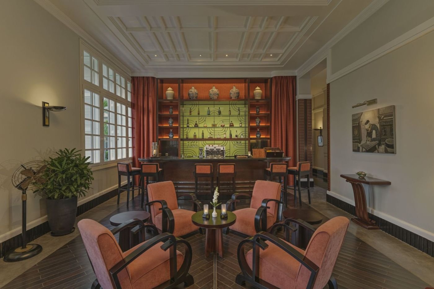 Le Gouverneur, now to the left of the curved lobby and opened to the garden and the river.