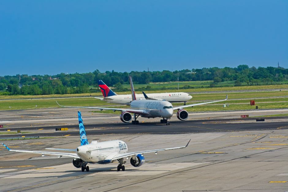 JetBlue Grounds New York JFK Arrivals Amid Northeast Storms, Faces Pilot Criticism