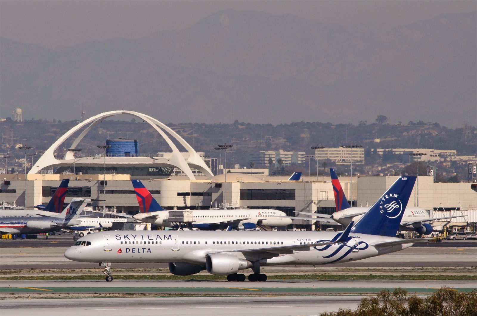 Los Angeles collision grounds Delta, Air Canada widebodies