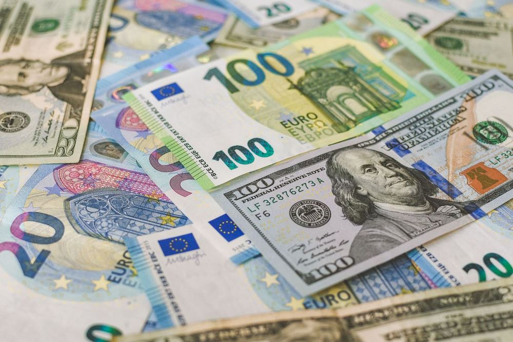 Euro hits 17-month low as French debt fears widen; dollar strengthens