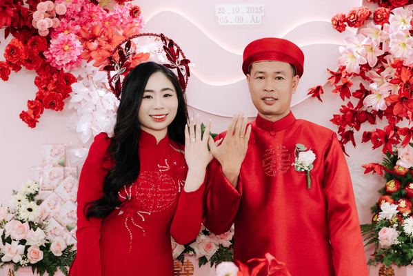 Illustrative photograph accompanying coverage of Áo dài, Cheongsam, Lehenga