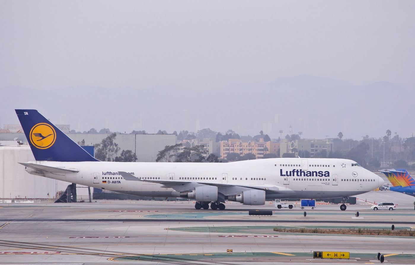 Lufthansa 747-8 Avoids Tail Strike at LAX During Landing Attempt